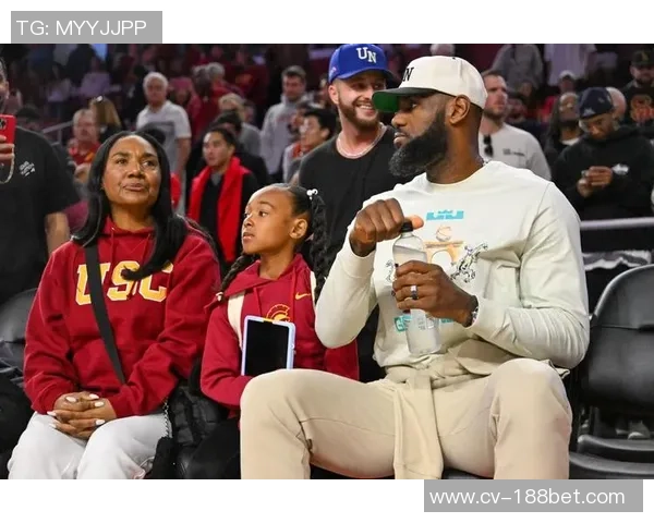 詹姆斯与儿子布朗尼打高尔夫分享珍贵亲子时光感悟人生乐趣