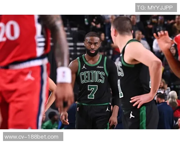 杰伦布朗半场表现出色13投8中贡献18分5助攻正负值高达5