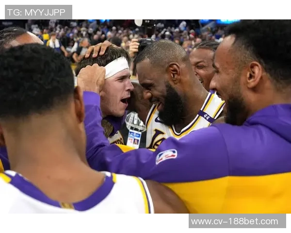 湖人训练场景曝光斯玛特紧逼八村里夫斯全力防守展现球队默契